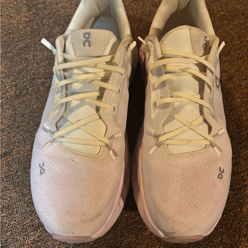 On Cloud Women's ivory/orchid color women 7.5